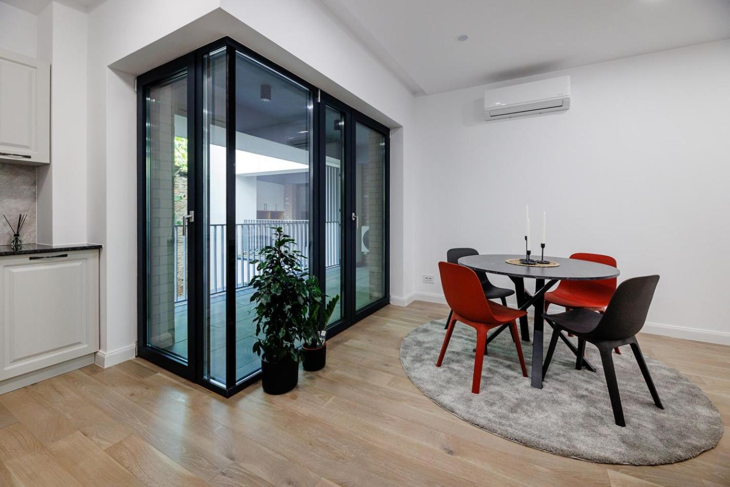 The Corner Luxe Apartment Bucharest Exterior photo